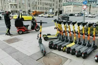 Парень на электросамокате сбил пенсионерку и ребенка в Москве