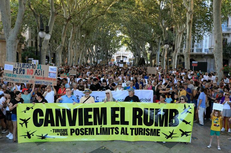 Reuters: Тысячи жителей Мальорки вышли на протест против туризма