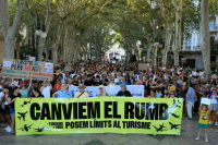 Reuters: Тысячи жителей Мальорки вышли на протест против туризма