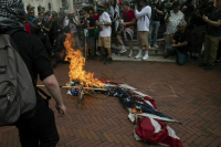 В Вашингтоне протестующие против Нетаньяху сожгли флаги США