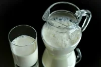 В России за 3 месяца блокировали продажу 35 млн л молочной продукции