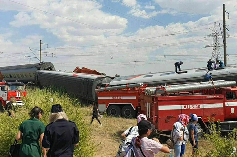 В Волгоградской области сошел с рельсов пассажирский поезд Казань — Адлер