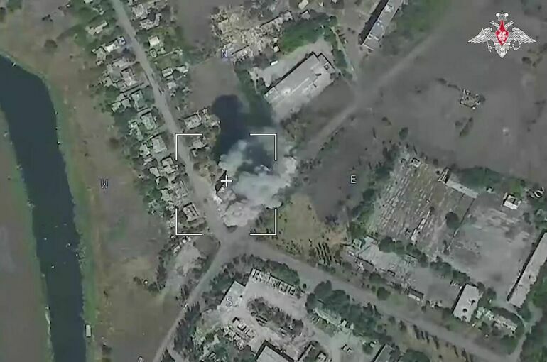 Минобороны показало кадры уничтожения пункта дислокации боевиков ВСУ авиабомбой