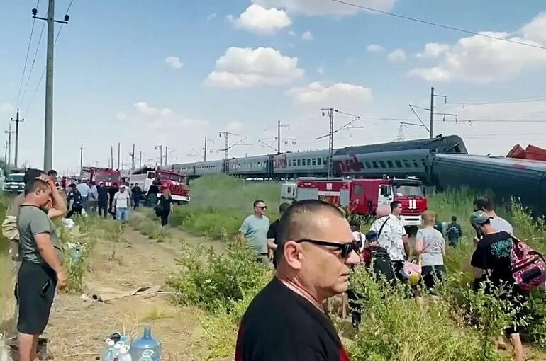 В больницу доставлены 30 пострадавших при столкновении поезда и КамАЗа