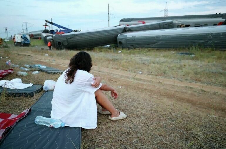 Пассажирка сошедшего с рельсов поезда Казань — Адлер выползла из вагона по стеклу