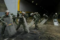 Более 20 военных пострадали в ходе беспорядков в Венесуэле
