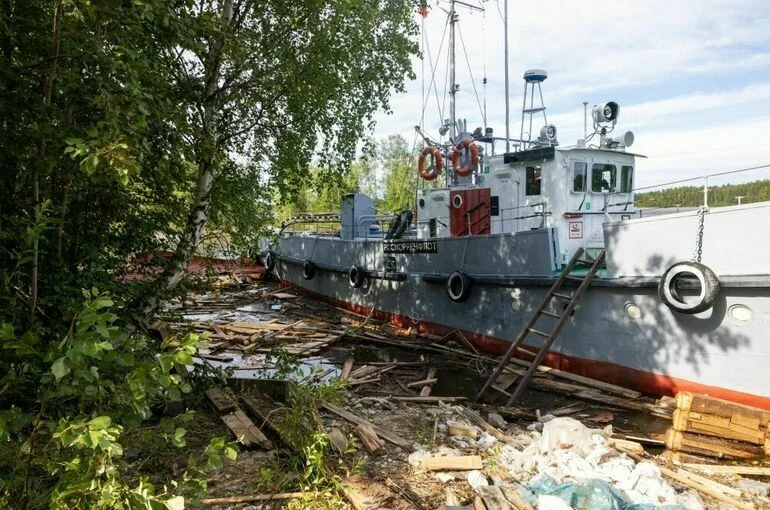 На Беломорканале после прорыва дамбы парализованы грузовые и круизные суда