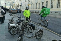 Мигрантам предложили запретить работать курьерами, врачами и учителями