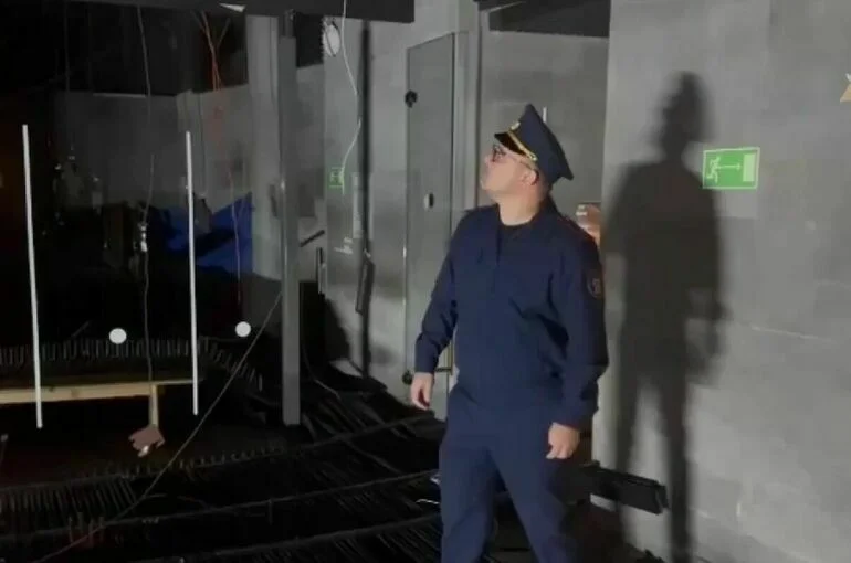 В банном комплексе во Владивостоке крыша обрушилась на людей, есть пострадавшие