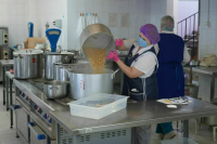 Горячие обеды предложили сделать бесплатными для всех учеников