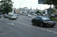 В России предложили временно лишать прав за отсутствие триколора на знаке авто