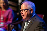 CNN: Харрис выдвинет кандидатом в вице-президенты губернатора Миннесоты Уолца