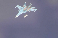 Минобороны РФ показало, как истребитель сбрасывает бомбу ФАБ-3000 на противника