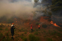 В Греции 670 пожарных и более 200 единиц техники тушат пожар вблизи Афин 