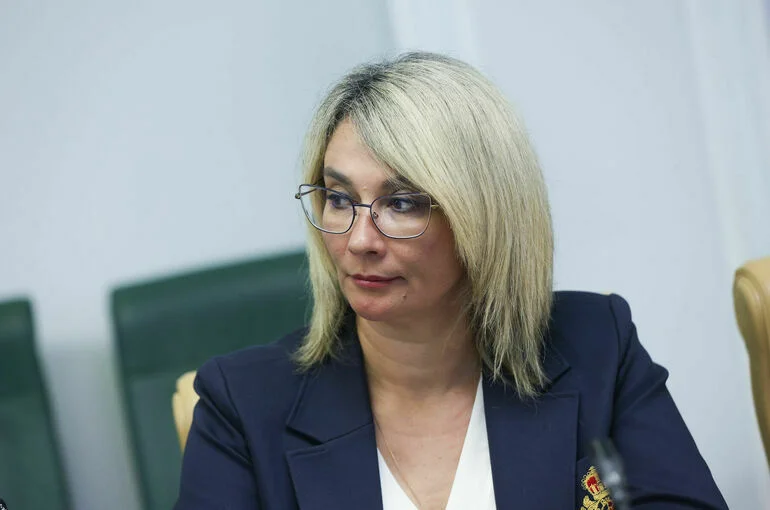 Сенатор Косихина предложила наказывать блогеров за фейки о КТО