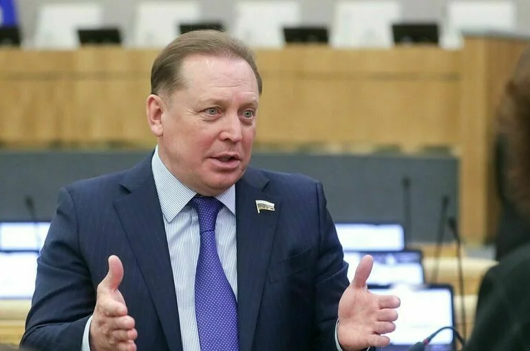 Депутат отдал часть зарплаты в помощь жителям Курской области