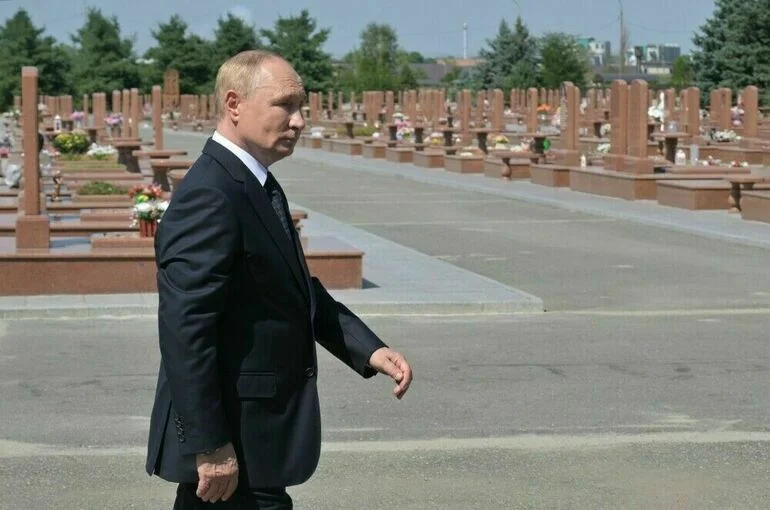 Путин посетил захваченную террористами в 2004 году школу в Беслане