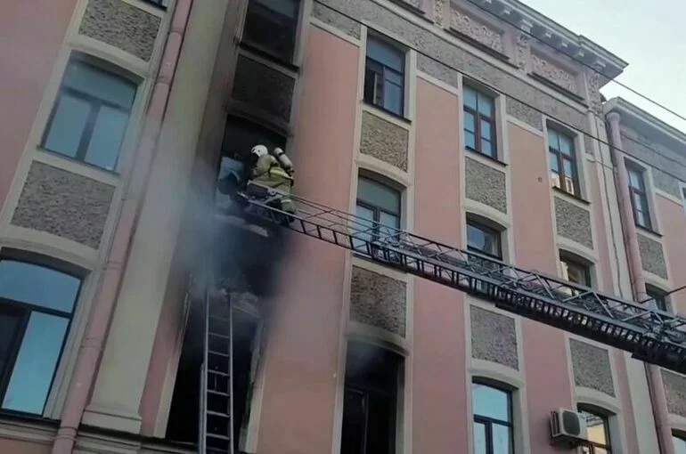 В Петербурге из-за пожара в 10-комнатной квартире эвакуировали 18 человек