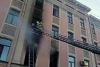 В Петербурге из-за пожара в 10-комнатной квартире эвакуировали 18 человек