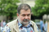 Писатель Лукьяненко призвал снимать кино о достижениях науки без формализма