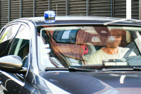 Дуров уехал из здания суда на тонированном минивэне