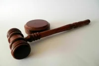 Два сотрудника миграционного центра в Сахарове арестованы за мошенничество