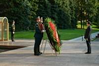 Спикер парламента Вьетнама возложил венок к Могиле Неизвестного Солдата