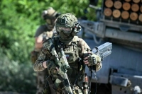 Пенсионеры из Русской Конопельки отдали военным машину для вывоза раненых