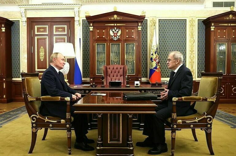 Зорькин рассказал Путину о проблемах применения законов на практике