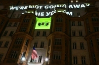 RT ответил на санкции против телеканалов РФ проекцией на здании посольства США