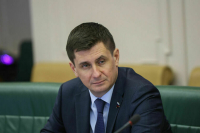 Сенатор Деньгин считает, что законодательство о такси требует регулирования