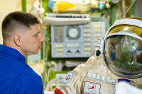 Роскосмос хочет раздавать отслужившие скафандры и шлемы