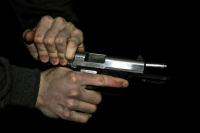 Подросток принес в школу пистолет и ранил ученицу в Новом Уренгое