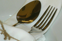 Жена политика Гозмана* призналась в контрабанде столовых приборов