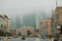 Москвичам спрогнозировали потепление и туманы в выходные