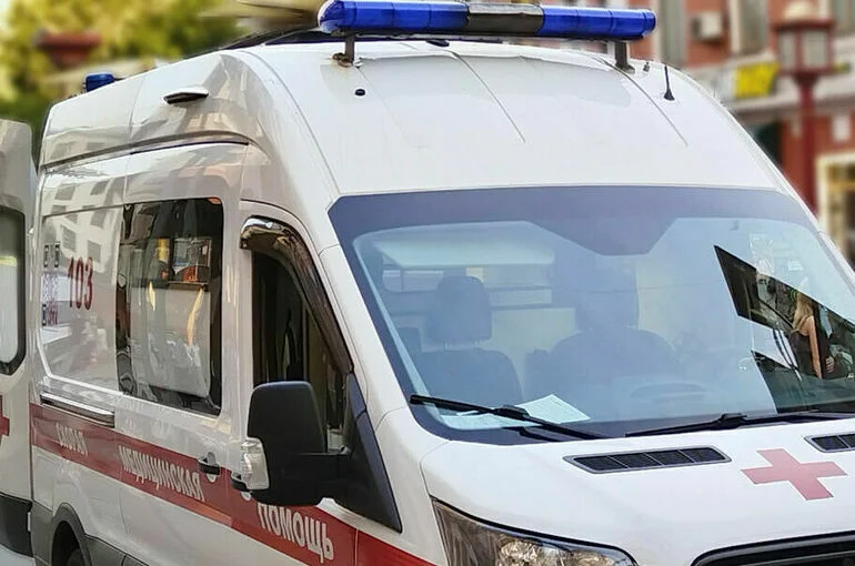Два человека погибли при падении машины в водоем в Волгоградской области