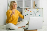 На онлайн-педагогов предложили распространить требования, предъявляемые к школьным учителям