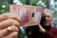 В России начали вводить в оборот новые купюры номиналом пять тысяч рублей