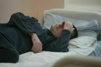 Алкоголиков будут лечить калорийной диетой и прогулками