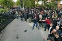 Протестующие в Абхазии захватили здание парламента и строят баррикады