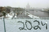 Москвичей предупредили о штормовом ветре и скачках температур в течение недели