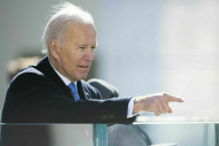 Экс-сенатор Пенсильвании: Байден хочет усложнить Трампу переговоры с Путиным