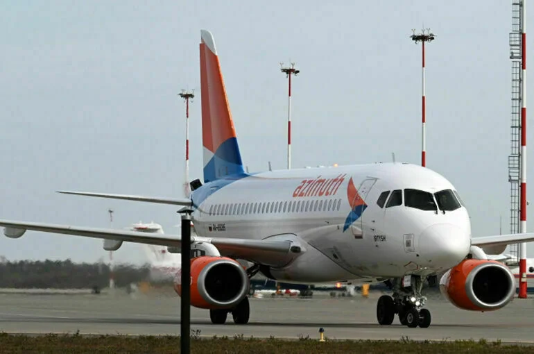 В Красноярске приземлился самолет Superjet с неисправным шасси