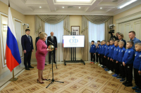 Матвиенко подарила юным футболистам из Норильска мяч-талисман