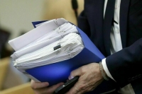 В Госдуму внесли законопроект об увеличении возраста пребывания на госслужбе