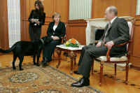 Путин извинился перед Меркель за появление лабрадора Конни в 2007 году