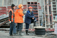 Число официально трудоустроенных мигрантов в РФ выросло почти на 40%