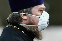 Священник в стационаре: в маске и с беззвучным мобильным