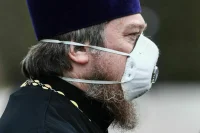Священник в стационаре: в маске и с беззвучным мобильным