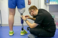 Путин поручил увеличить число центров протезирования в регионах